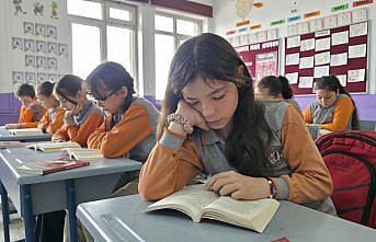 Amasya'da “Bir Kitap Bin Dünya“ projesiyle minikler klasiklerle buluşuyor