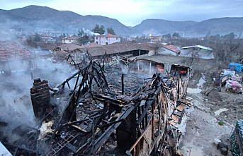 Amasya'da çıkan yangında binanın çatısı ile ahırda zarar oluştu