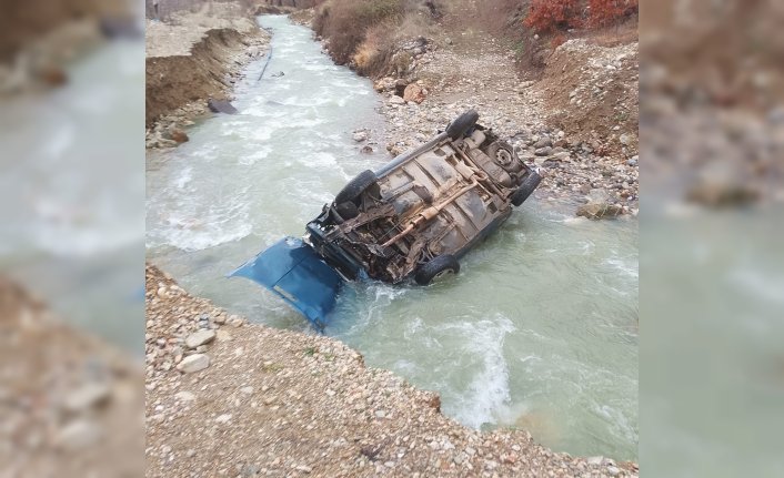 Amasya'da dereye devrilen otomobildeki 2 kişi yaralandı