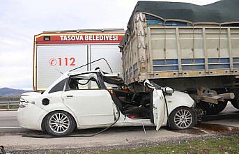 Amasya'da tıra çarpan otomobildeki 2 kişi öldü