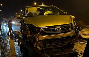 Anadolu Otoyolu'nda bariyere çarpan otomobil sürücüsü ağır yaralandı