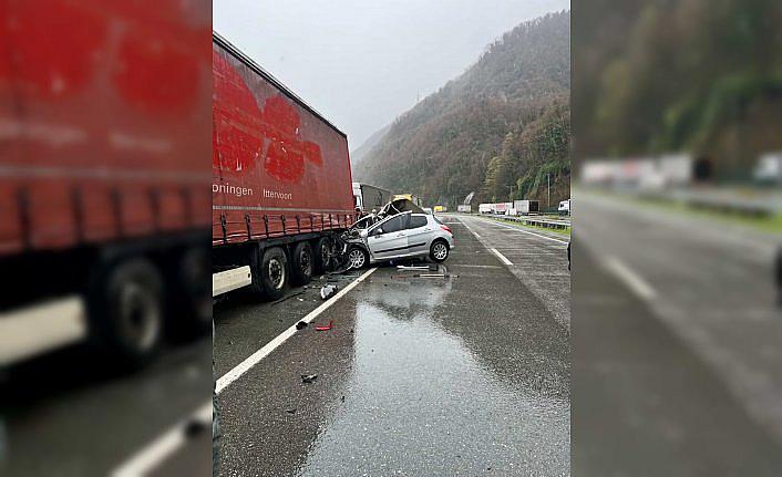 Artvin'de park halindeki tıra çarpan otomobildeki 2 kişi öldü