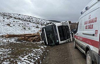 Bolu'nun devrilen tırın sürücüsü yaralandı