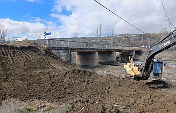Çorum'da ayağı yıkıldığı için ulaşıma kapanan köprünün yanına portatif köprü yapılıyor