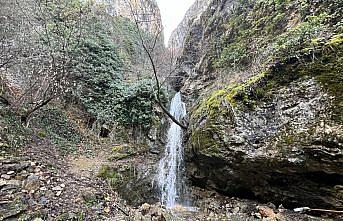 Çorum'da Laçin Sudüşen Şelalesi yağışların ardından yeniden akmaya başladı