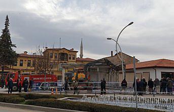 Çorum'da “Tarihi Kent Meydanı Projesi“nde kamulaştırılan son yapının yıkımına başlandı