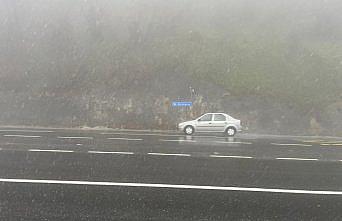 D-100 kara yolunun Bolu Dağı geçişinde sis ve sağanak etkili oldu