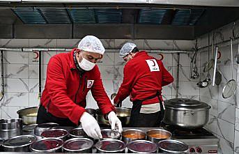 Depremzede aşçı Bayburt'ta Kızılaya gönüllü destek sunuyor