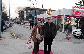 Düzce Belediyesinden çiftlere kırmızı halılı “Sevgililer Günü“ sürprizi