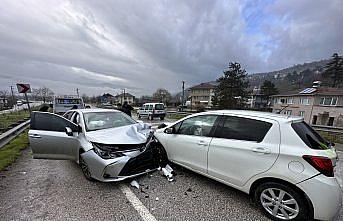 Düzce'de iki otomobilin çarpıştığı kazada 3 kişi yaralandı