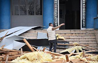 Düzce'de kuvvetli rüzgarda çatısı uçan okulda hasar tespit çalışması yapıldı