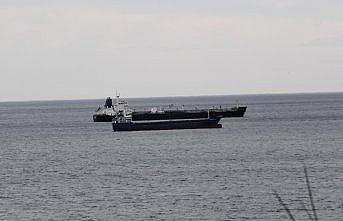 Fırtına uyarısı üzerine yük gemileri Sinop'un doğal limanına demirledi