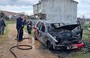 Gerze'de park halindeki otomobil yandı