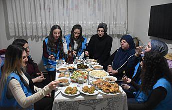 Gümüşhane'de üniversite öğrencileri ramazanda yaşlıları yalnız bırakmıyor