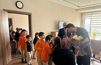 İlkokul öğrencileri Almus Kaymakamı Çömen'i ziyaret etti