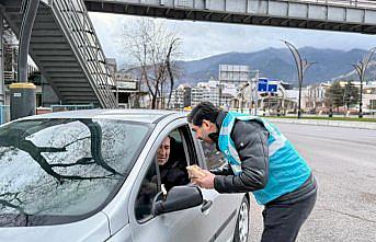 Karabük'te “İftara 5 Kala“ programı kapsamında vatandaşlara kumanya dağıtılıyor