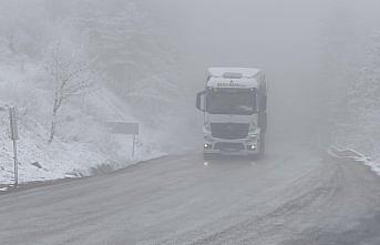 Karabük'ün yüksek kesimlerinde kar ve sis etkili oluyor
