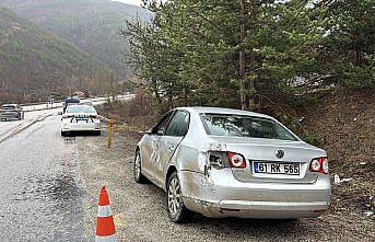 Kastamonu'da refüje çarpan otomobildeki 3 kişi yaralandı