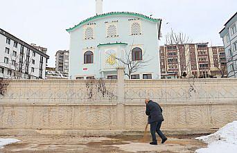 “Kuşlar aç kalmasın“ diye kışın 10 ton hububatı doğaya bırakıyor