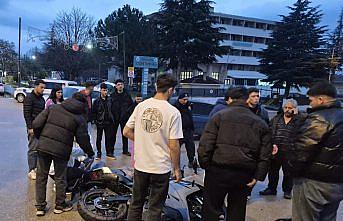 Merzifon'da hafif ticari araçla çarpışan motosikletteki 2 kişi yaralandı