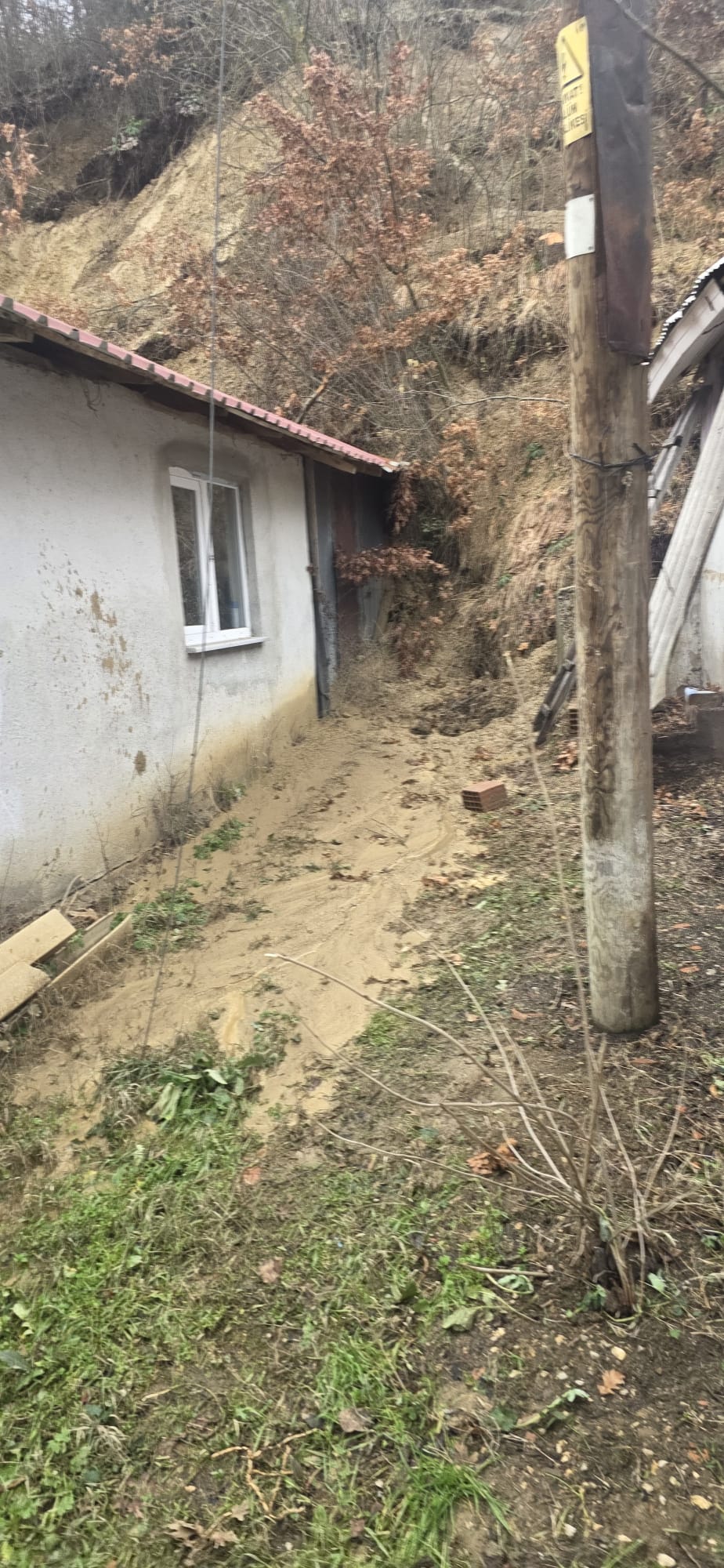 Mudurnu’da heyelan nedeniyle 3 ev tedbir amaçlı boşaltıldı