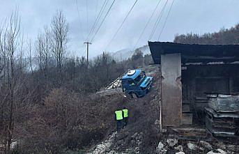 Mudurnu'da şarampole devrilen tırın sürücüsü yaralandı