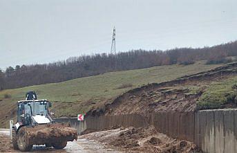 Niksar'da heyelan nedeniyle kapanan köy yolu ulaşıma açıldı