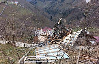Ordu'da fırtına nedeniyle bazı evlerin çatısı uçtu