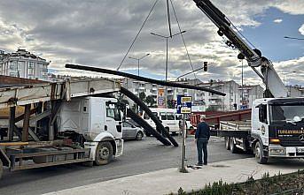 Ordu'da kamyonun dorsesindeki demirler düşerek otomobile saplandı