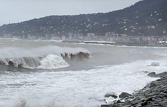 Rize ve Trabzon'da denizde fırtına etkili oldu
