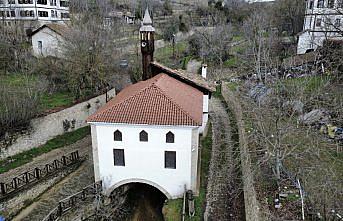 Safranbolu'da altından dere geçen tarihi cami dikkati çekiyor