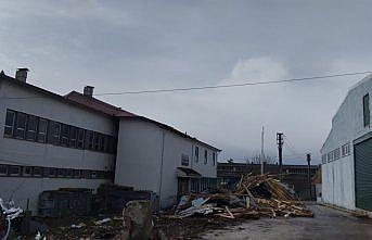 Samsun'da kuvvetli rüzgar çatıları uçurdu