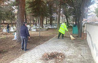 Taşova Belediyesinden mezarlık temizliği
