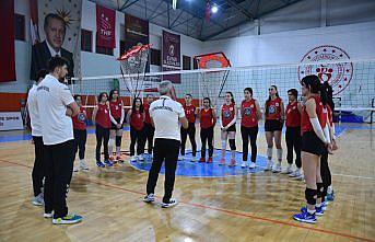 Tecrübeli başantrenör, eski öğrencileriyle geleceğin voleybolcularını yetiştiriyor