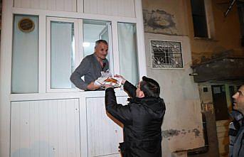 Tokat Belediye Başkanı Mehmet Kemal Yazıcıoğlu, mahallede pide dağıttı