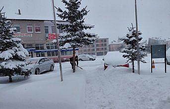 Tokat'ın ilçelerinde kar yağışı etkisini sürdürüyor
