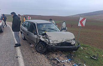Tokat'ta 2 otomobilin çarpıştığı kazada 7 kişi yaralandı
