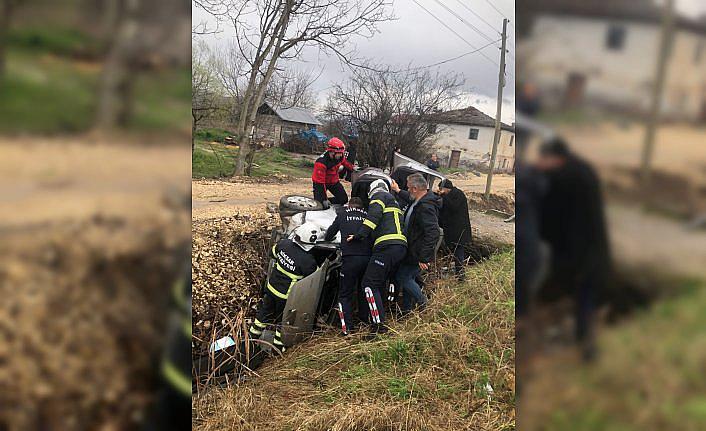 Tokat'ta kanala devrilen hafif ticari araçtaki 3 kişi yaralandı