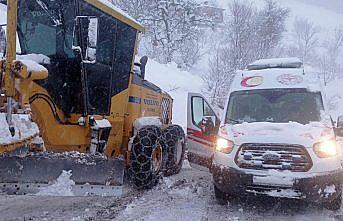Tokat'ta yolu kardan kapanan köyde rahatsızlanan hasta ekiplerce hastaneye ulaştırıldı