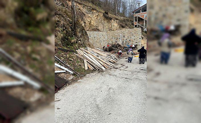 Trabzon'da fırtınada uçan çatı 4 otomobile zarar verdi