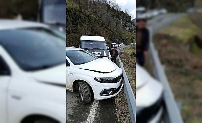 Trabzon'da öğrenci servisi ile otomobilin karıştığı kaza anı kamerada