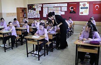 Tuğçe öğretmen öğrencilerine ders saati dışında gönüllü olarak matematik kursu veriyor