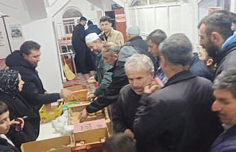 Yeşilyurt Kaymakamı Altın, camide helva dağıttı