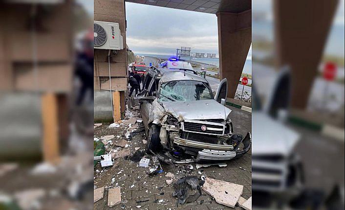 Zonguldak'ta hafif ticari aracın güvenlik kulübesine çarpması sonucu 2 kişi yaralandı