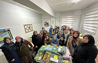 Zonguldak'ta kursiyer kadınlar ördükleri atkı ve bereleri depremzede çocuklara gönderdi