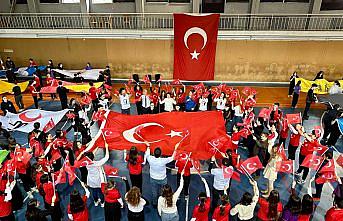 Zonguldak'ta öğrenciler ve öğretmenlerden “Bayrağa Saygı ve Sevgi“ gösterisi