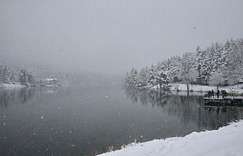 Abant ve Gölcük'te martta yağan kar tatilcileri sevindirdi