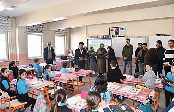 Alucra Halk Eğitimi Merkezinde dikilen eşofman takımları öğrencilere dağıtıldı