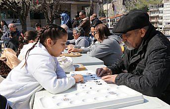 Amasya'da çocuklar yaşlılarla zeka oyunları oynadı
