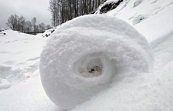 Amasya'da doğada ender oluşan kar ruloları görüntülendi